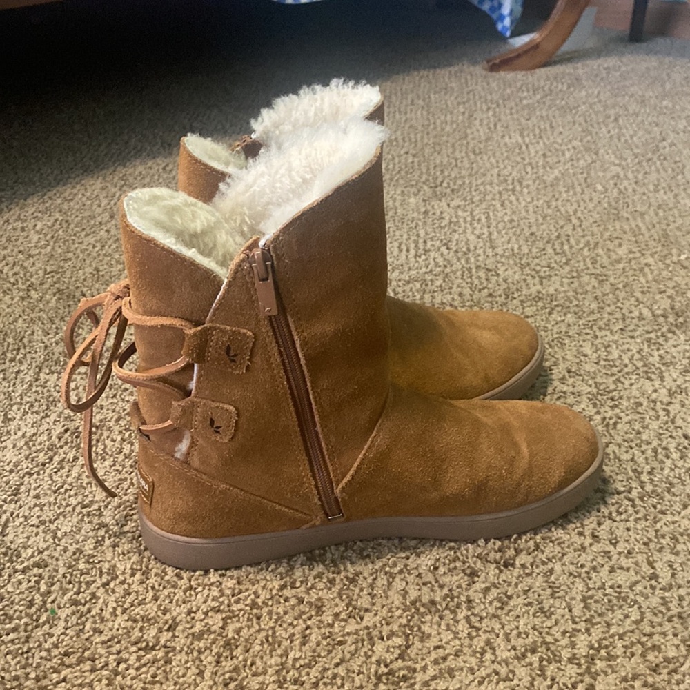 Kookaburra by UGG. Women’s size 8